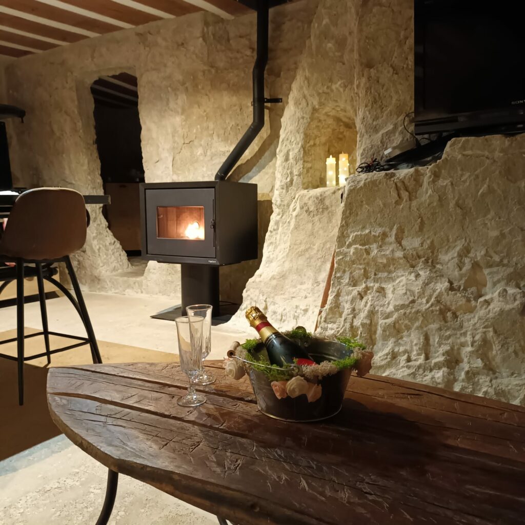 salon cuisine creusés dans la roche