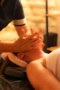 massage-bien-être-relaxation-professionnelle-suedois-ayurvedique-covido japonais du visage-acu lift
