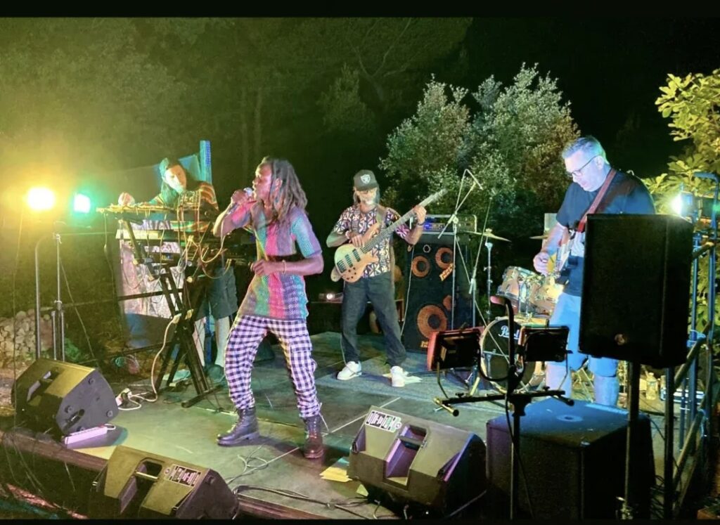 Badou Boy &le Janten Band en concert au chateaux du Beaucet Ă quelques minutes a pied de la chambre romantique des gites du Beaumont