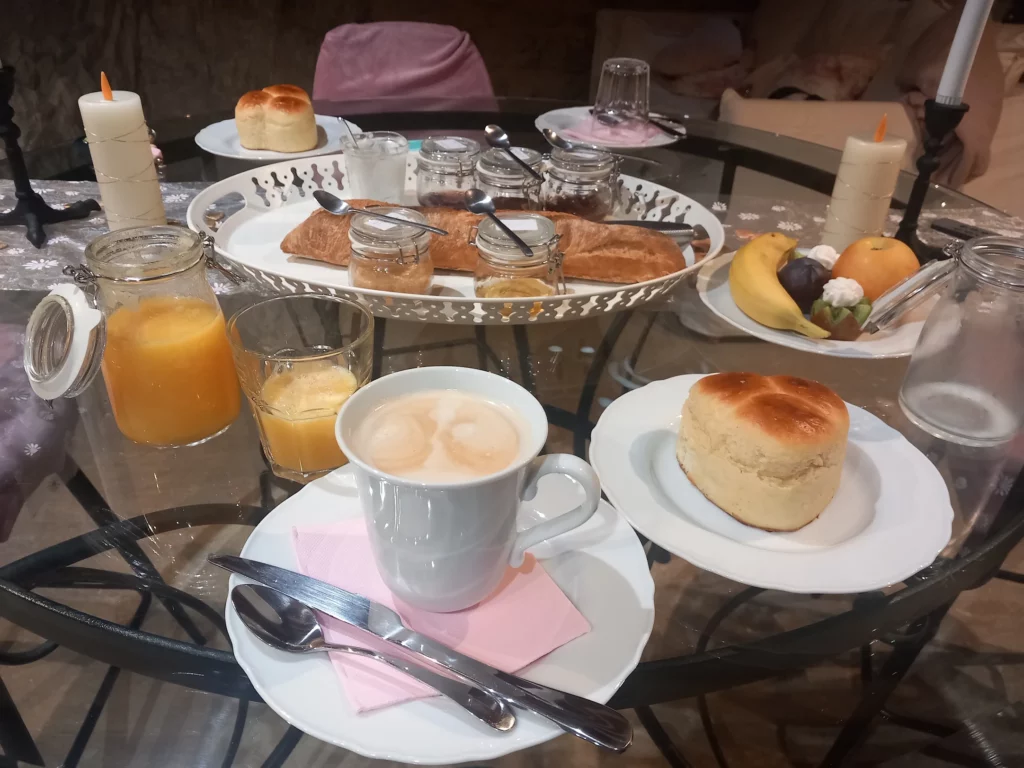 délicieux et copieux petit déjeuné des gites du Beaumont